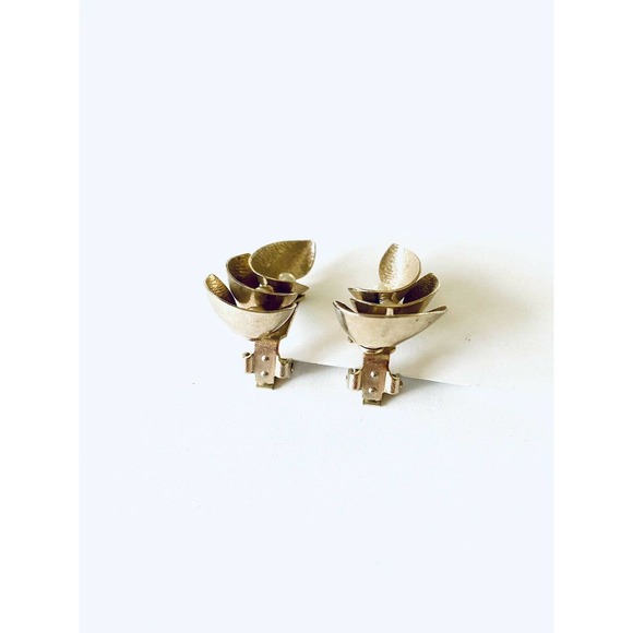 VTG Flower 2D Gold Tone Clip On Earrings - Picture 5 of 9